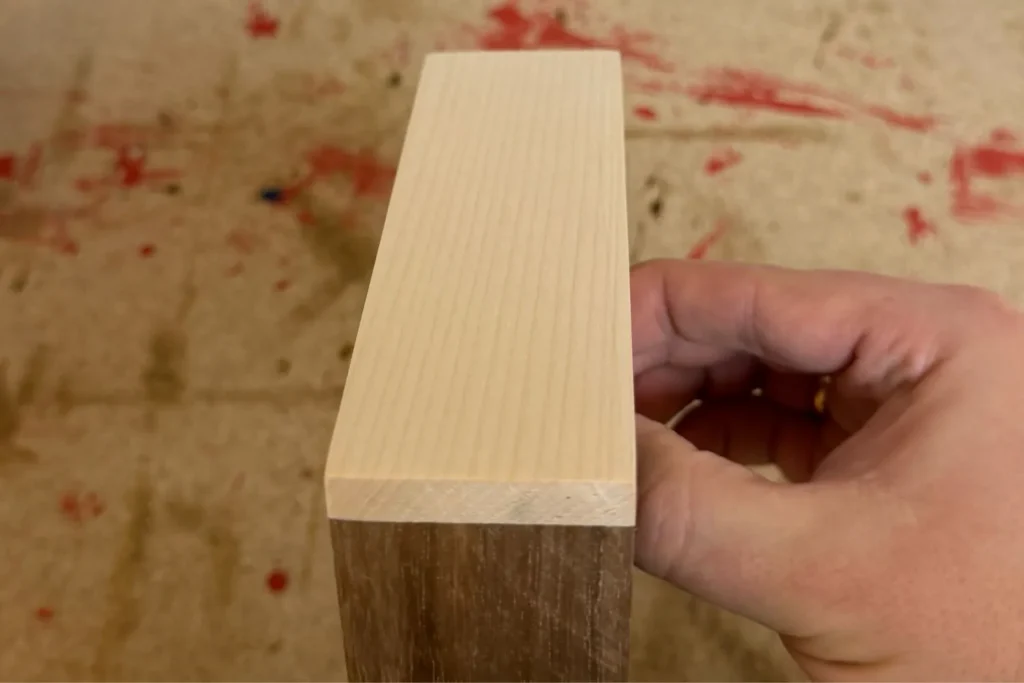 Detailansicht der hellen Ahornkante des Teelichthalters aus Holz.