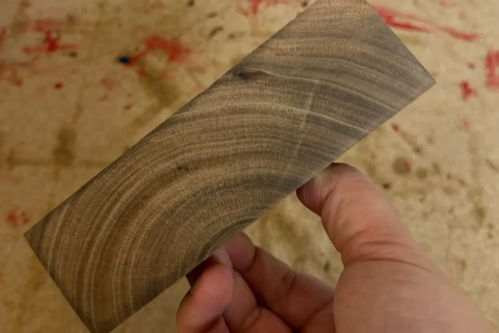 Glatte Oberfläche des fertig geschliffenen Walnussholzes.