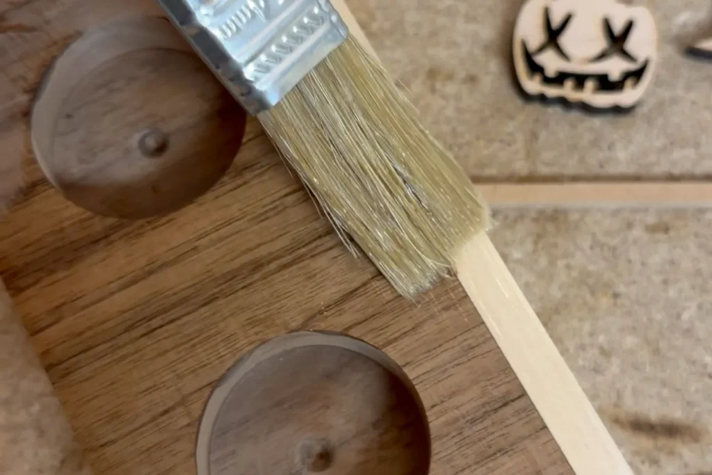 Das Holz des Teelichthalters wird mit Hartwachsöl eingepinselt, um Maserung und Oberfläche zu schützen.