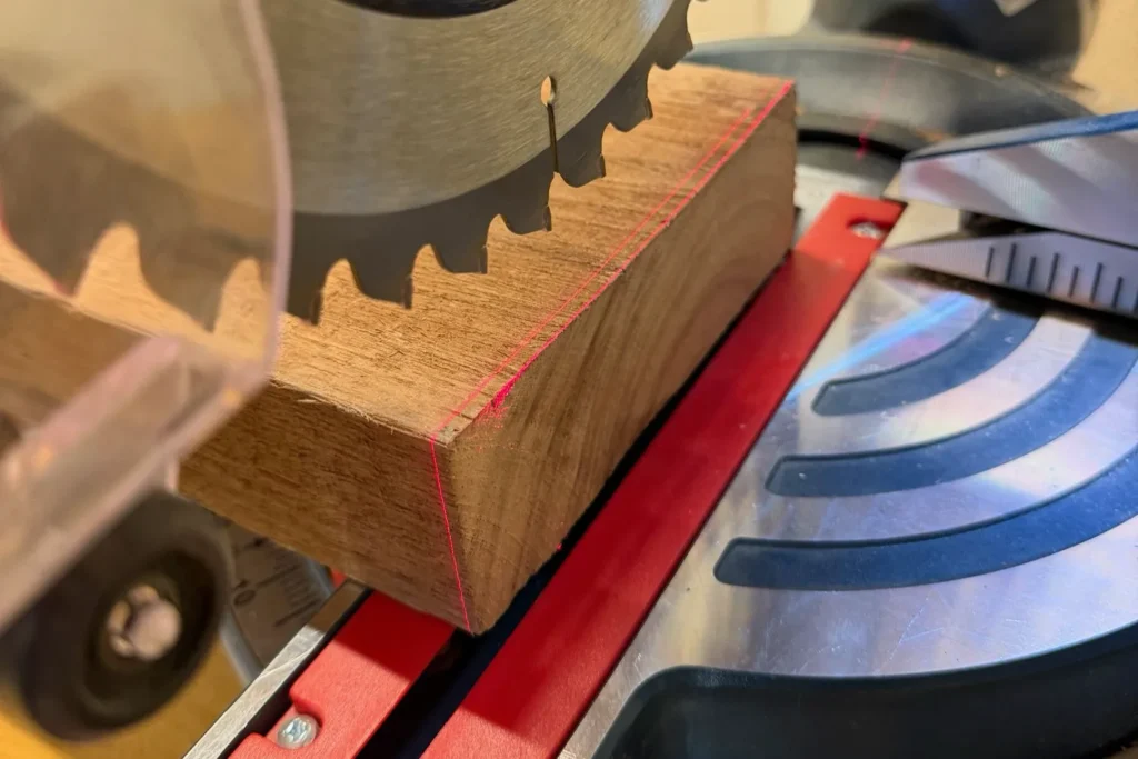 Zuschnitt des Walnussholzes mit Kappsäge für den Teelichthalter aus Holz.