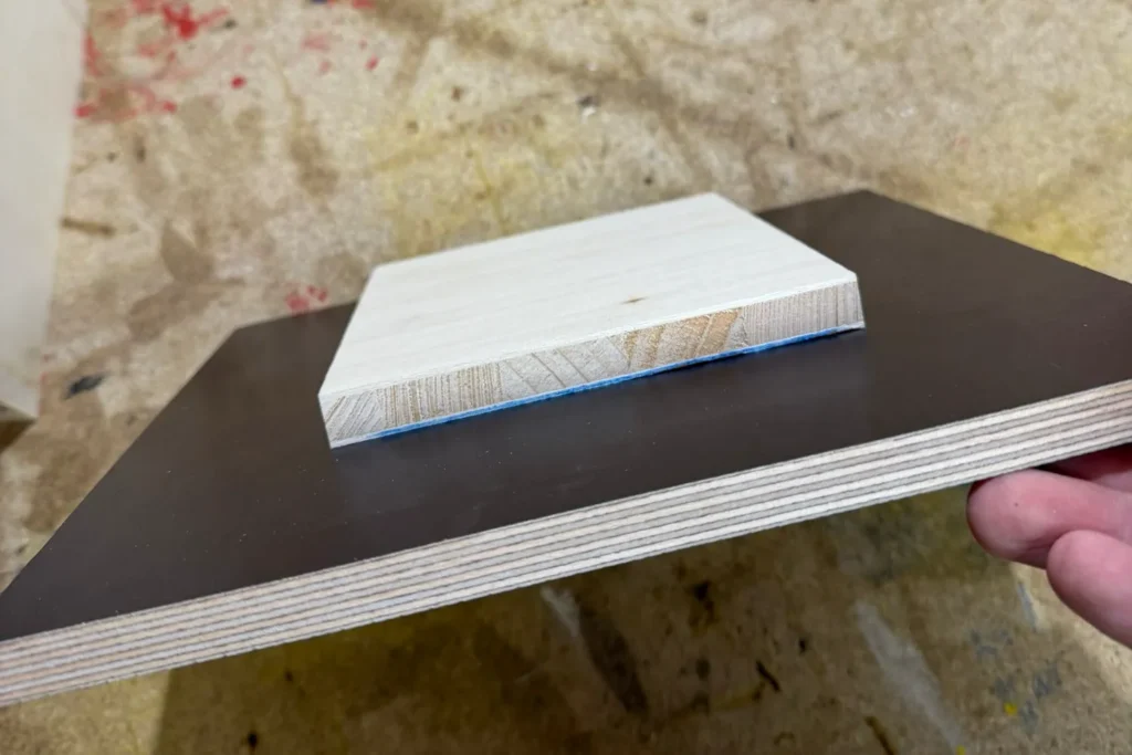 Siebdruckplatte mit aufgeklebter Innenplatte als Dachkonstruktion für ein Schmetterlingshaus.