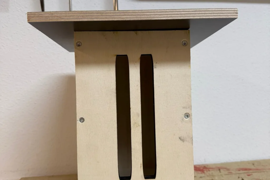 Schmetterlingshaus im Rohbau mit Einflugschlitzen und aufgestecktem Siebdruckdach.