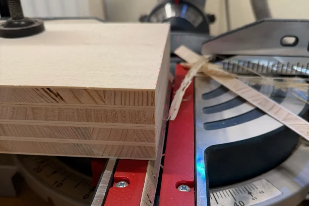 Zuschnitt einer 1-cm-Fichte-3-Schichtplatte für ein DIY-Schmetterlingshaus.
