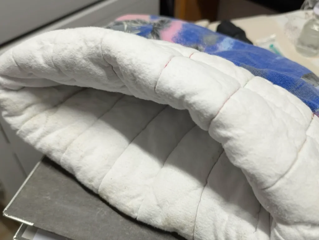 Weich gepolsterter Igel-Schlafsack aus weißem Stoff, geeignet für verletzte oder gepflegte Jungigel.