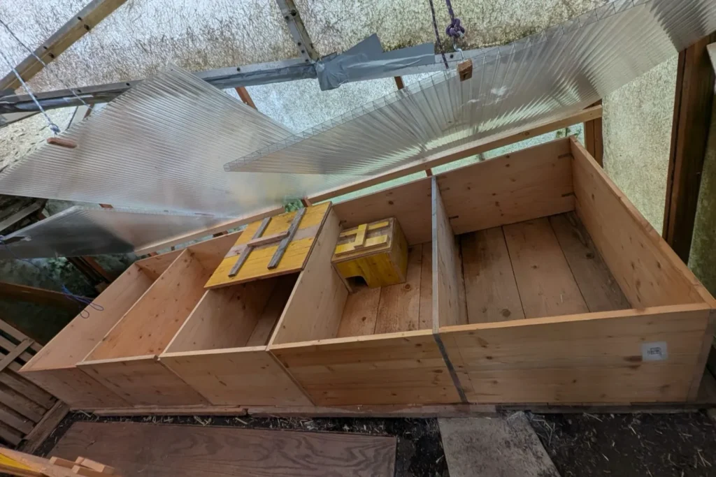 Großes, selbstgebautes Holzgehege für die Überwinterung von Igeln, mit mehreren Abteilen und abnehmbaren Deckeln.