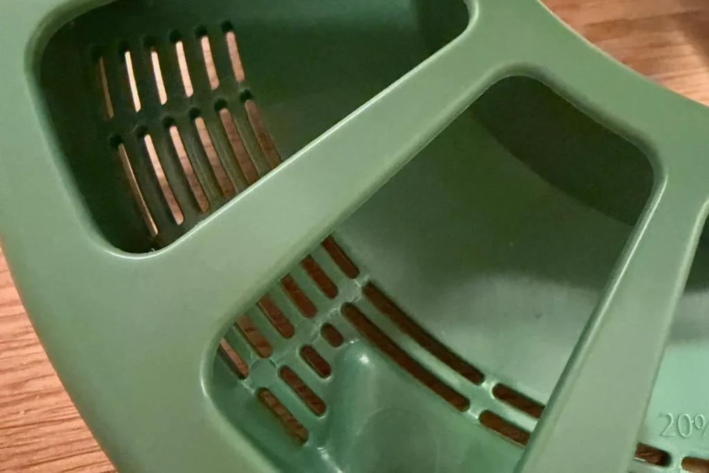 Futterausgabe des Birdfy Feeder 2 Pro mit Drainageöffnungen gegen Staunässe