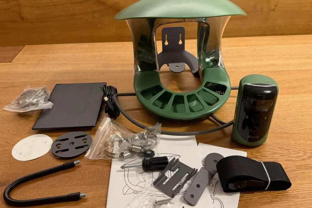 Lieferumfang des Birdfy Feeder 2 Pro mit Kamera, Solarpanel und Montagezubehör.