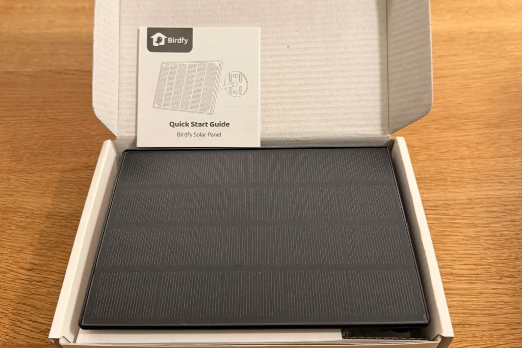 Solarpanel des Birdfy Feeder 2 Pro im Lieferkarton