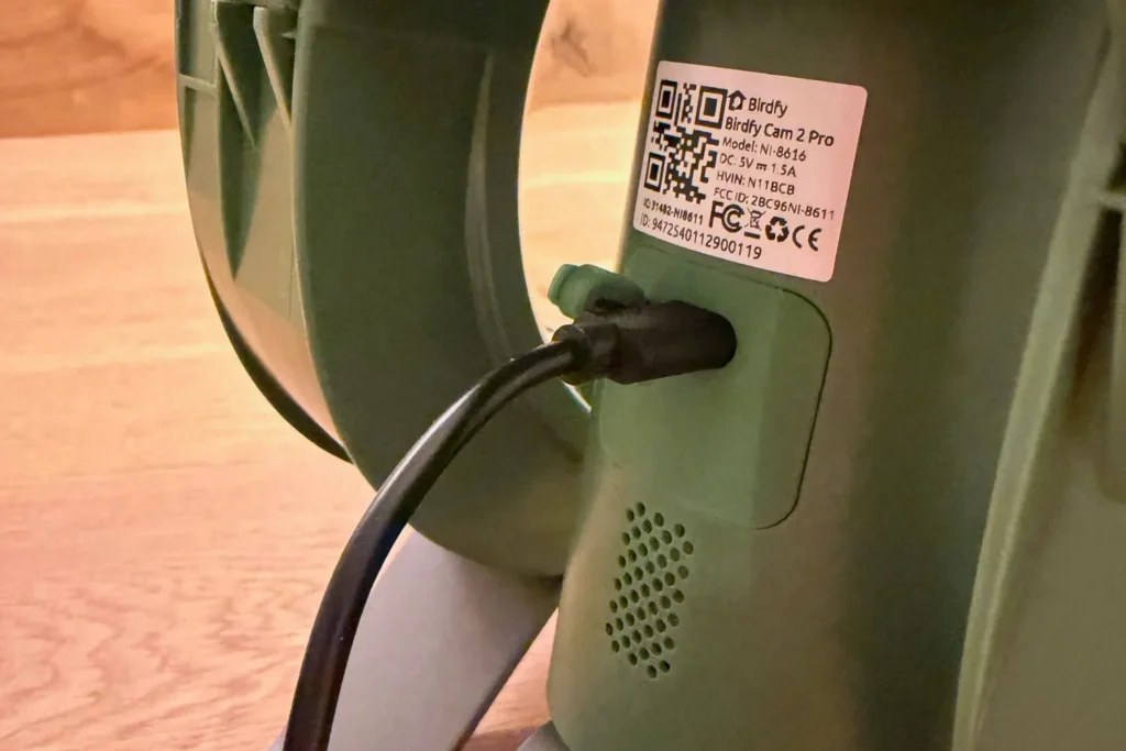 USB-C Anschluss des Birdfy Feeder 2 Pro mit schützender Gummiabdeckung gegen Feuchtigkeit.