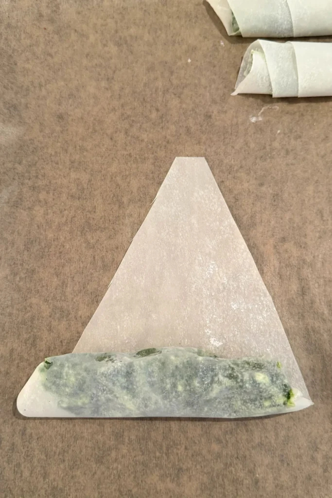 Fertig gerollte Börek mit Spinat und Feta aus Yufkateig – bereit zum Bestreichen und Backen.