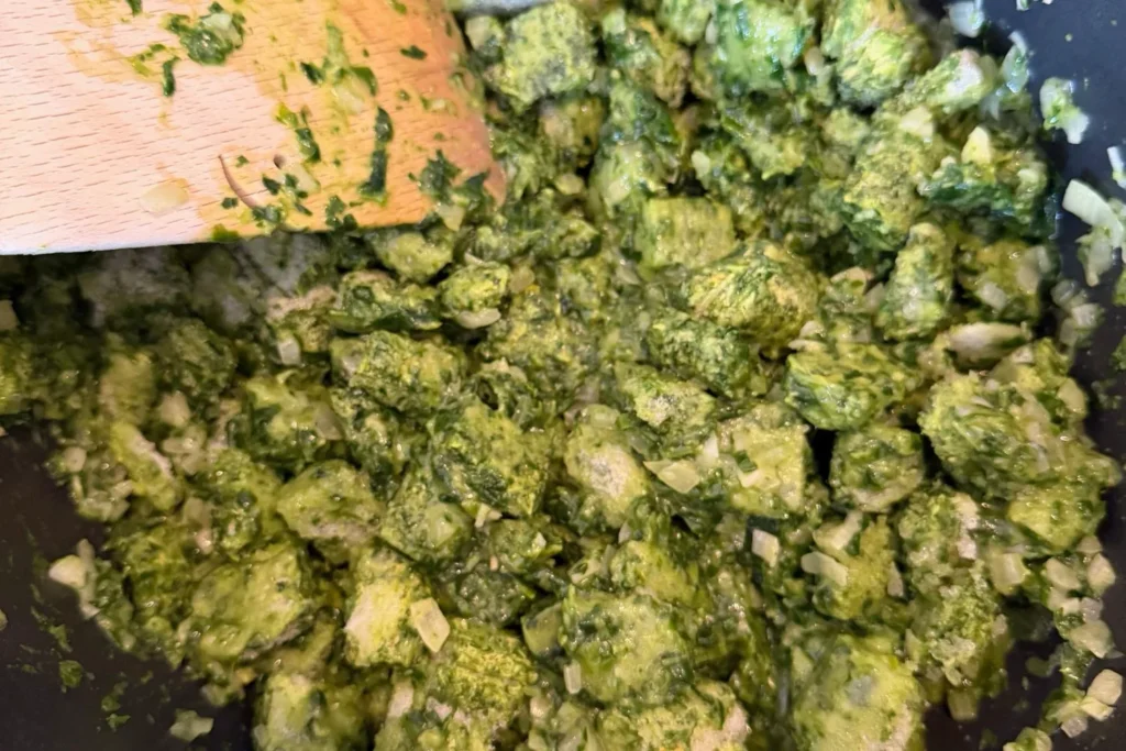 Spinat-Feta-Füllung für Börek wird im Topf vermengt – Grundlage für knusprige Börek mit Spinat und Feta.