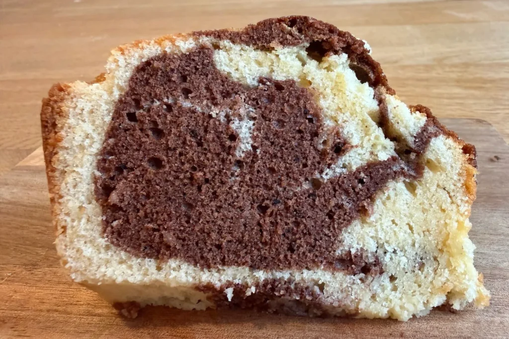 Anschnitt eines Marmorkuchens in Nahaufnahme, mit deutlich erkennbarer Marmorierung.