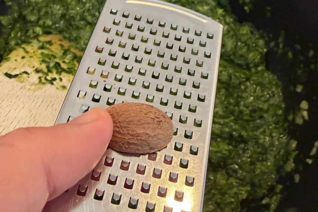 Frisch geriebene Muskatnuss verfeinert die Spinat-Feta-Füllung für Börek.