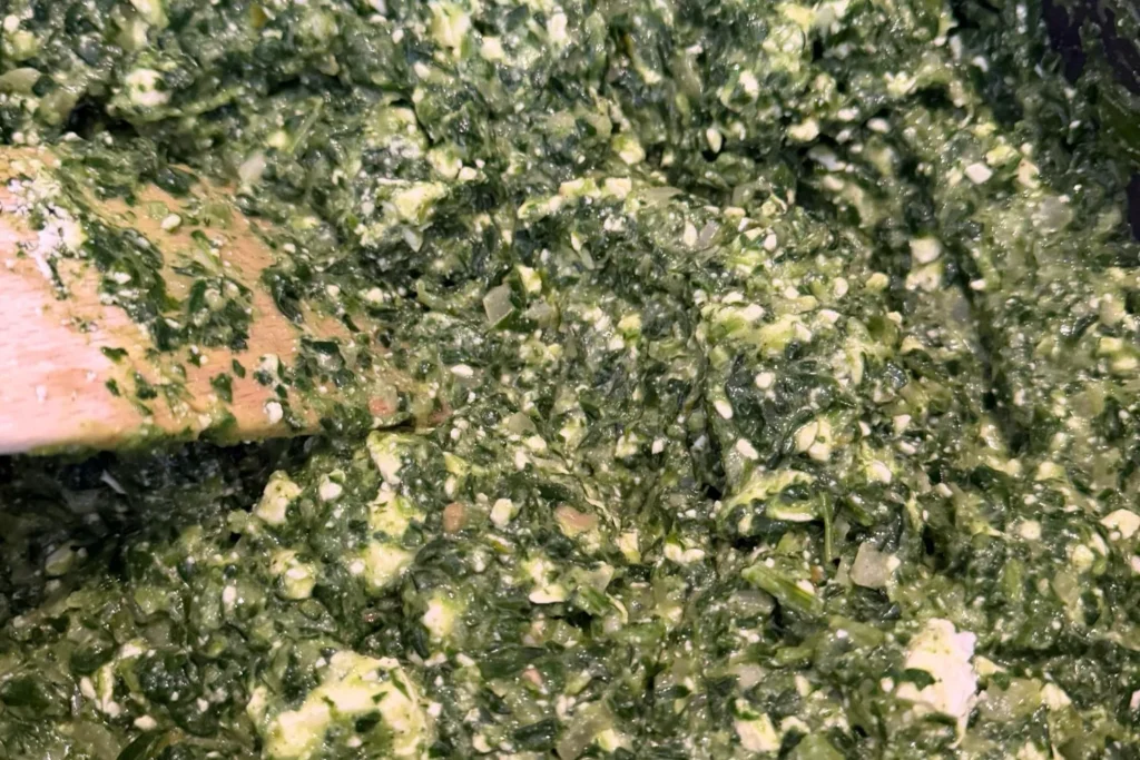 Fertige Börek-Füllung aus Spinat, Feta, Zwiebeln und Gewürzen – cremig und würzig.