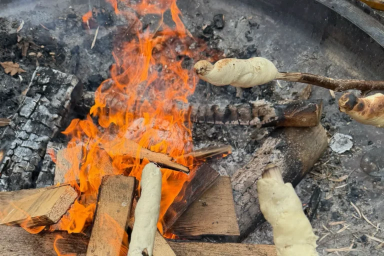 Stockbrot selber machen – kinderleichtes Lagerfeuer-Rezept für gemütliche Abende stockbrot-backen-ueber-glut-lagerfeuer