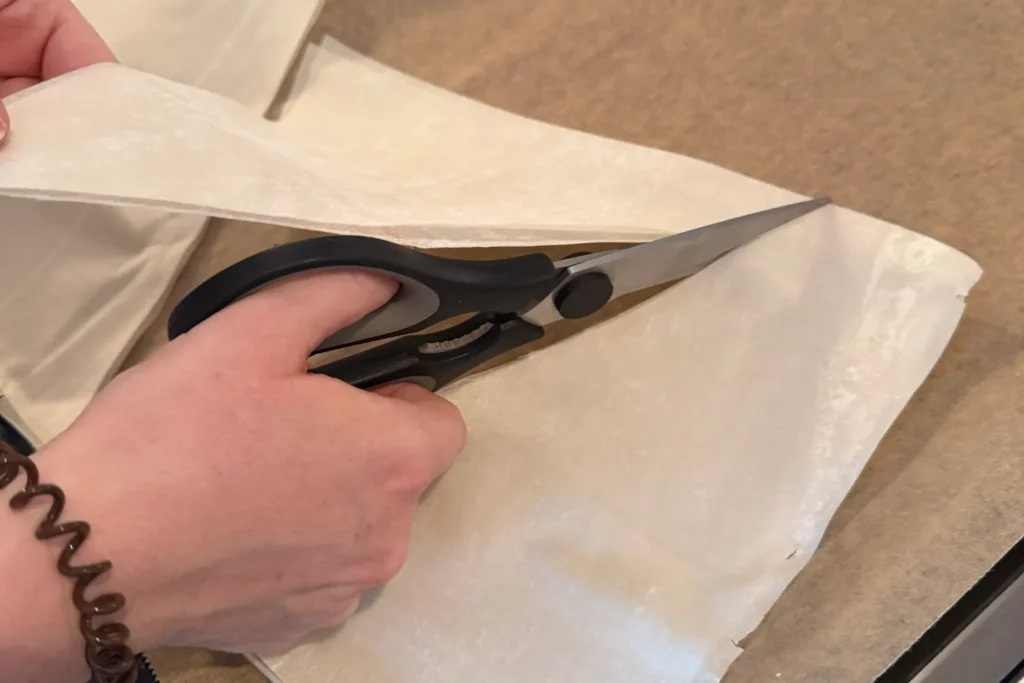 Yufkateig wird für Börek in Dreiecke geschnitten – hauchdünner Teig für knusprige Sigara Börek.