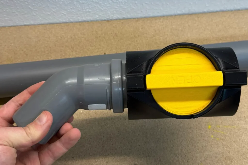 Blastgate mit 90-Grad-Bogen an der DN50-Absaugleitung montiert