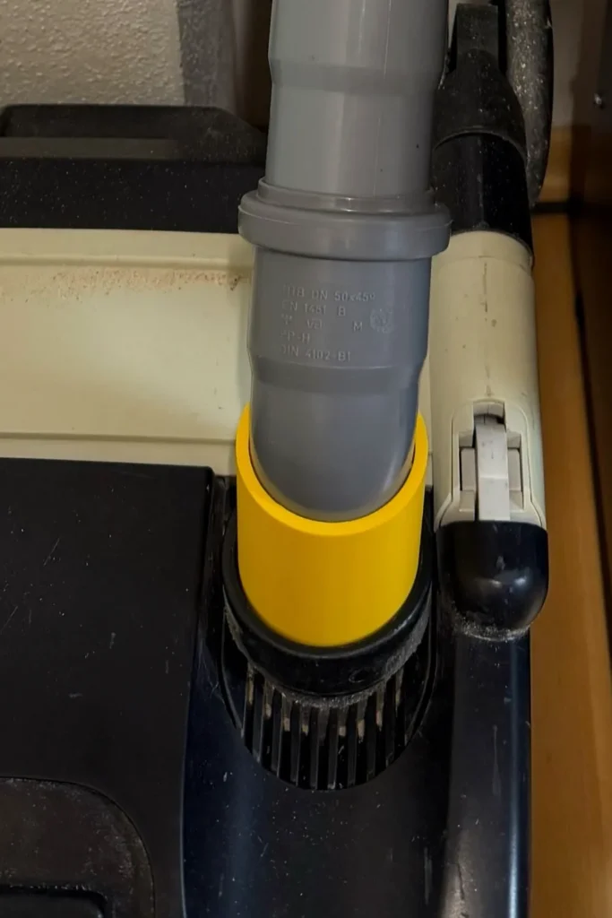 Anschluss der DN50-Absaugleitung an den Staubsauger mit Adapter und dichtem Steckübergang