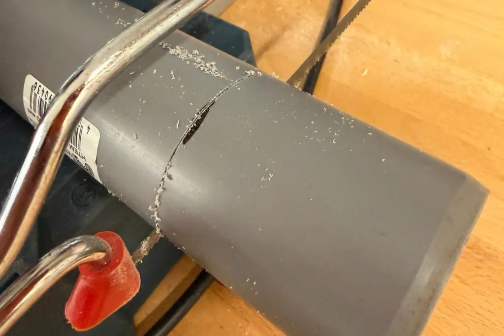 DN50-PP-Rohr wird für die Werkstatt-Absaugung sauber zugeschnitten