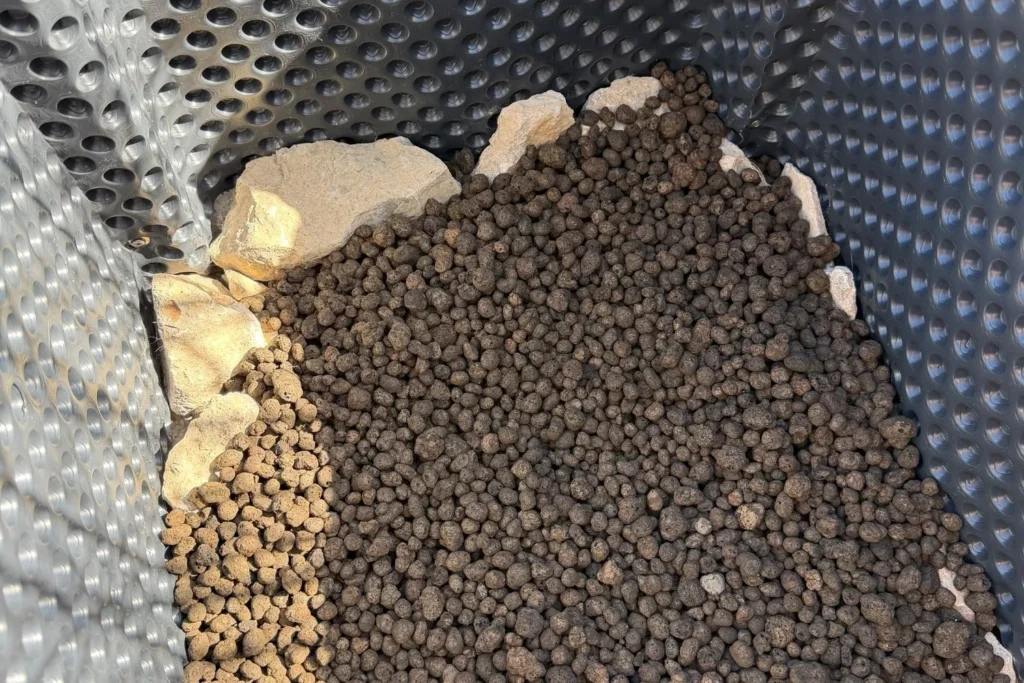 Blähton als Drainageschicht im Hochbeet gleichmäßig verteilt