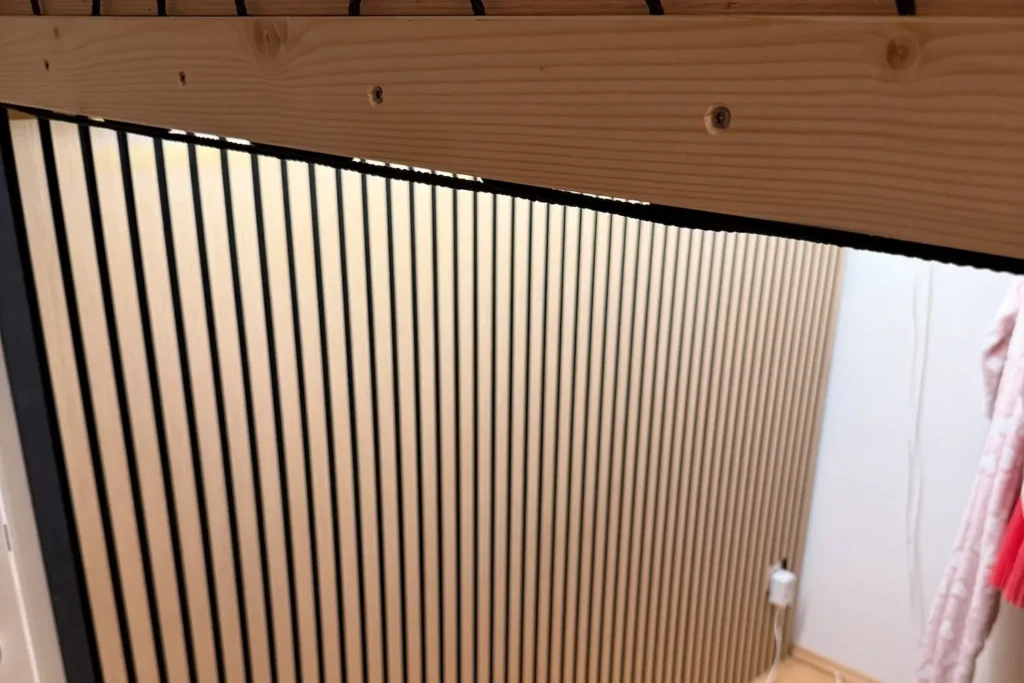 LED-Leiste als indirekte Beleuchtung unter einem selbstgebauten Hochbett aus Holz