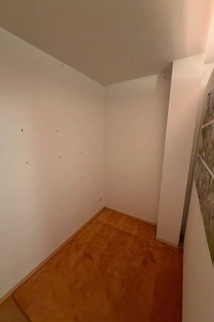 Leere Raumnische vor dem Bau eines Hochbetts mit schmalem Grundriss und niedriger Tiefe.