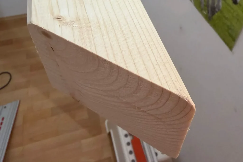 Holzbalken mit 45-Grad-Gehrung für die Konstruktion eines Hochbetts.