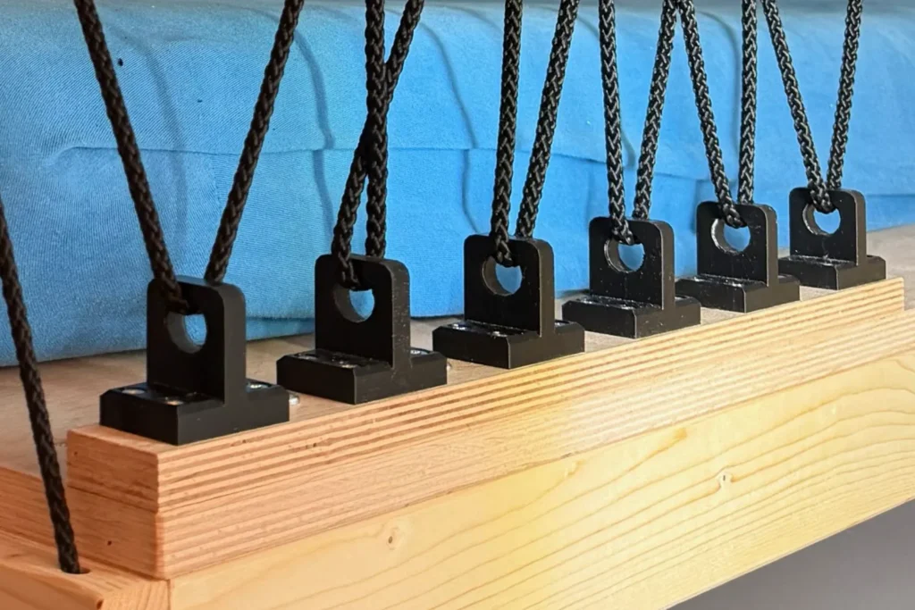 Nahaufnahme von Ösen für die Befestigung eines Rausfallschutzes.