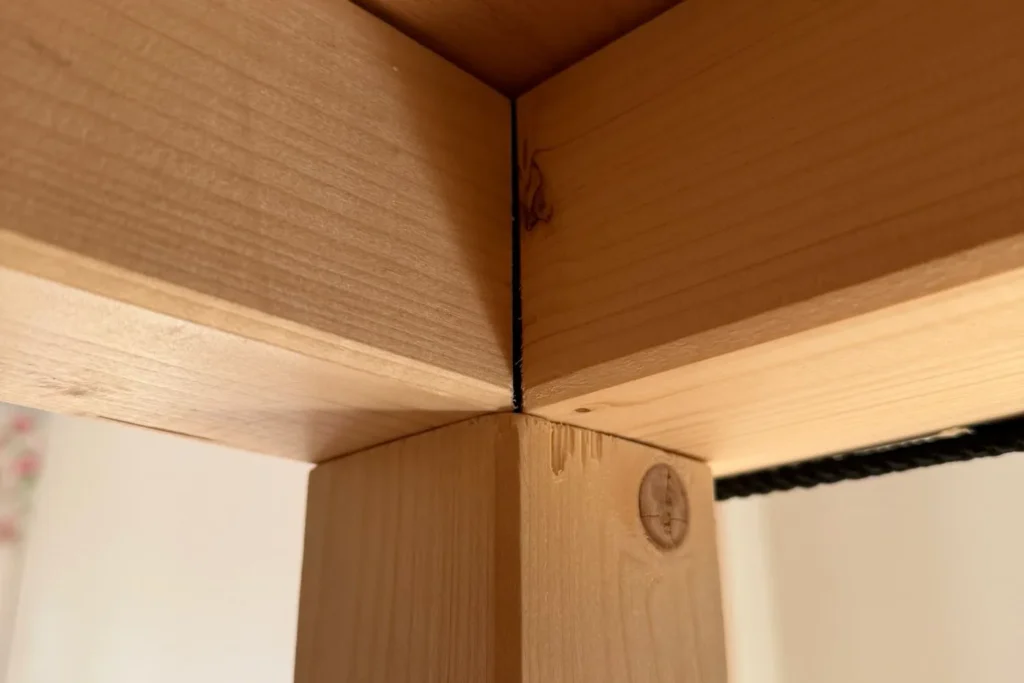 Detailansicht des Pfostens mit aufliegendem Rahmen – saubere Ausführung der tragenden Eckverbindung.