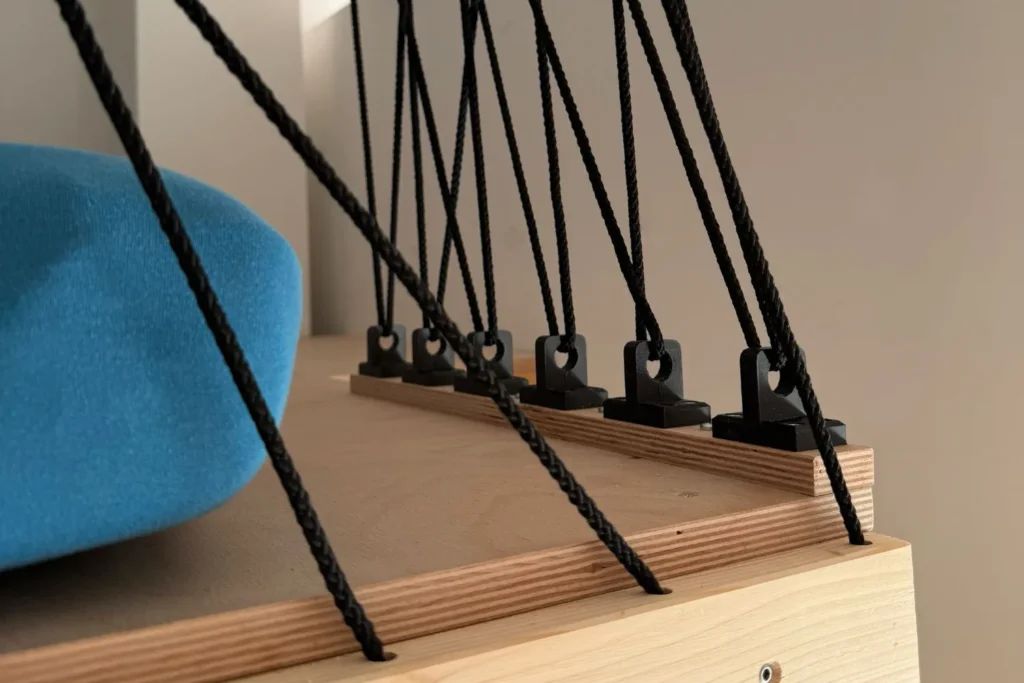 Ösen für Seile aus dem 3D-Drucker sind an einem selbstgebauten Hochbett montiert.