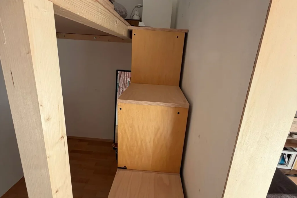 Treppe aus verschraubten Schrankkorpussen unter einem selbstgebauten Hochbett.