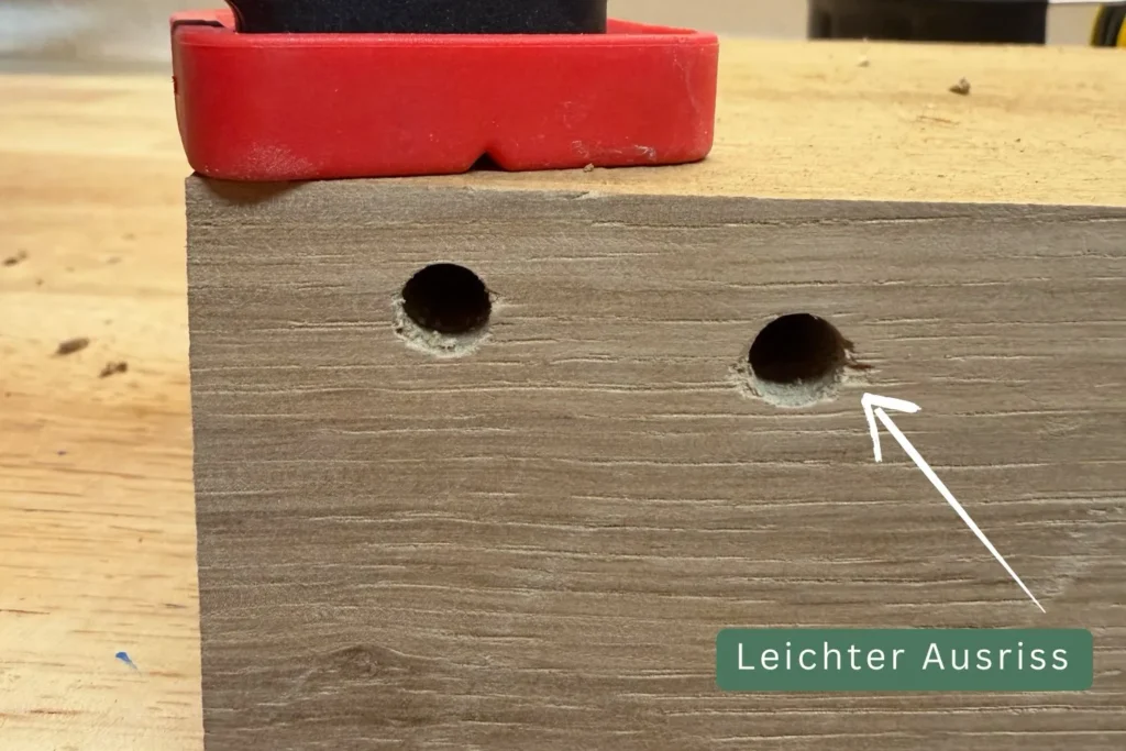 Leichter Ausriss an der Bohrkante eines Nistgangs in Hartholz ohne Nachbearbeitung