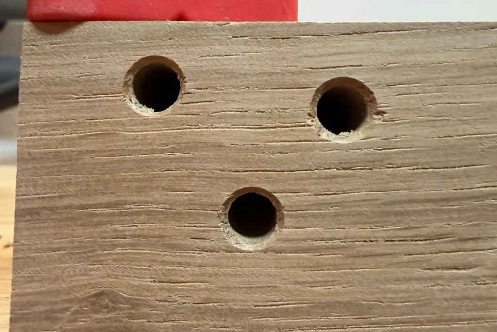 Saubere, abgesenkte, fachgerechte Bohrlöcher in Hartholz