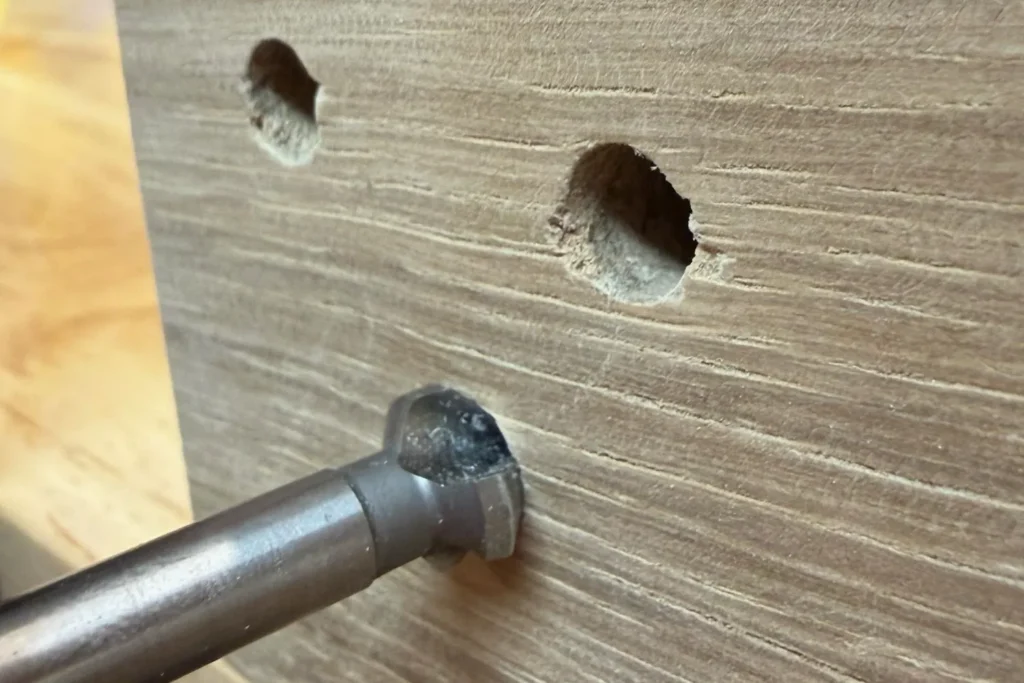 Saubere, leicht angefaste Bohrkanten an Nistgängen nach dem Ansenken mit einem Metall-Senkbohrer