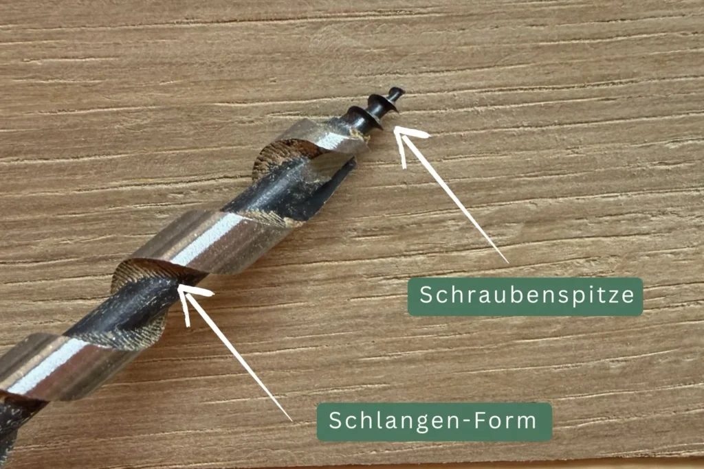 Schlangenbohrer für Holz mit Schraubenspitze und Spiralform – ideal für lange Nistgänge in Hartholz