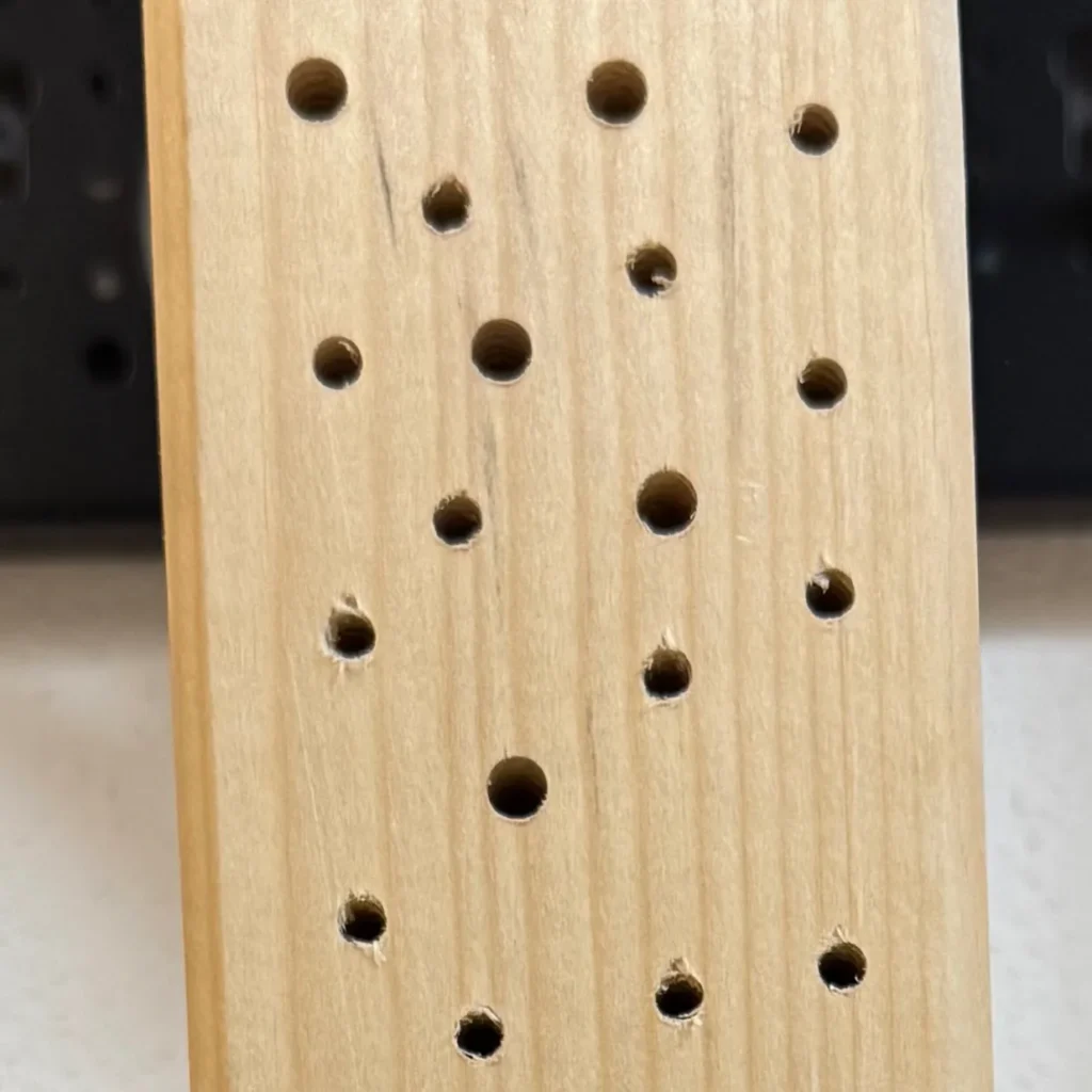 Unscharf und ausgefranst gebohrte Nistgänge in Holz – ungeeignet für Wildbienen