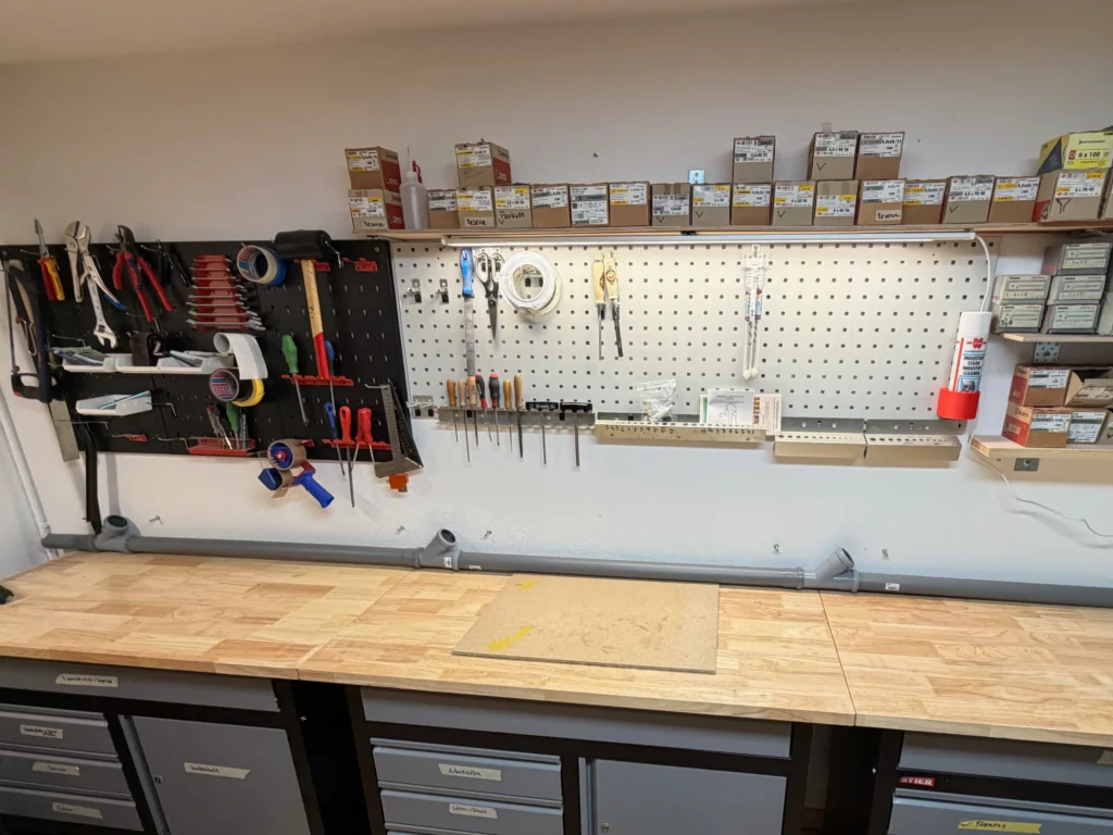 DIY-Werkstatt-Absaugung mit mehreren DN50-Abzweigen entlang der Werkbank