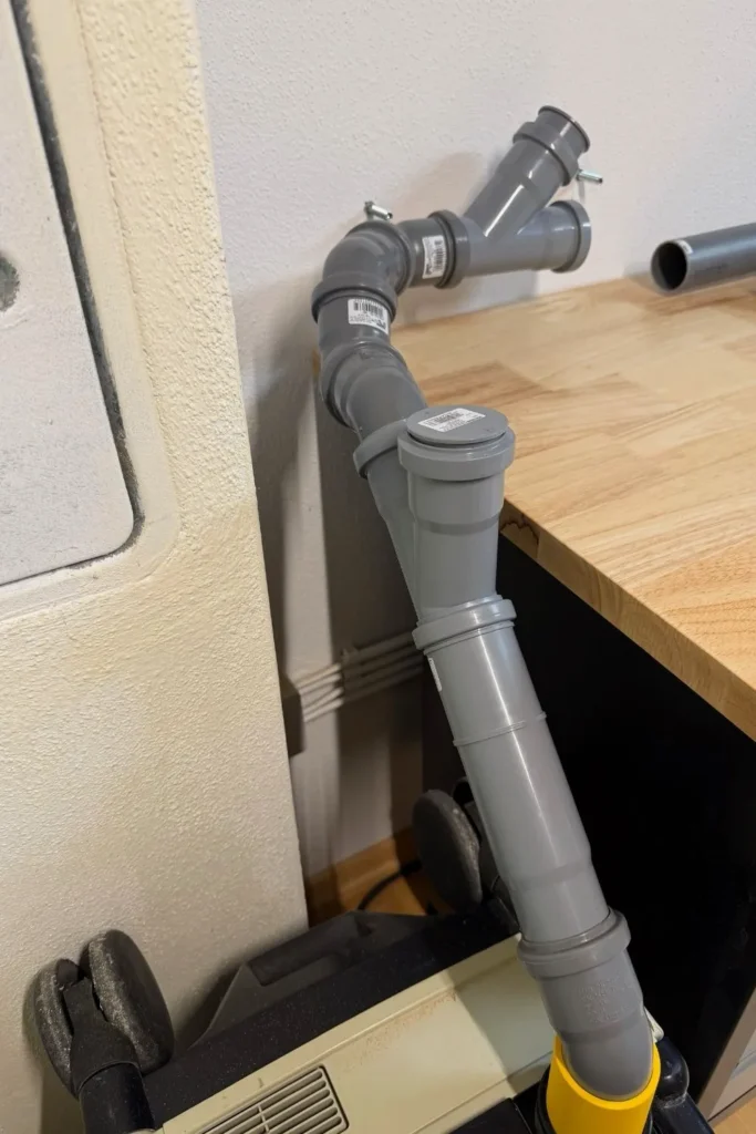 DN50-Rohrführung der Werkstatt-Absaugung mit 67-Grad-Abzweig vom Staubsauger zur Werkbank