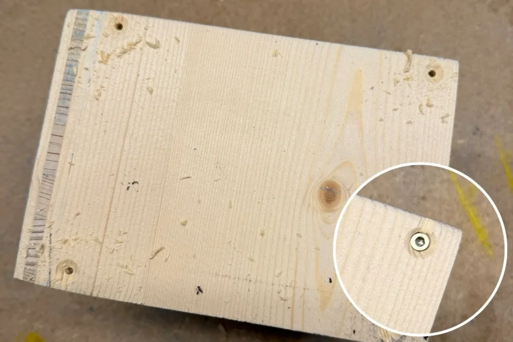 Detailansicht einer Wildbienen-Nisthilfe mit stabilem, verschraubtem Rahmen.