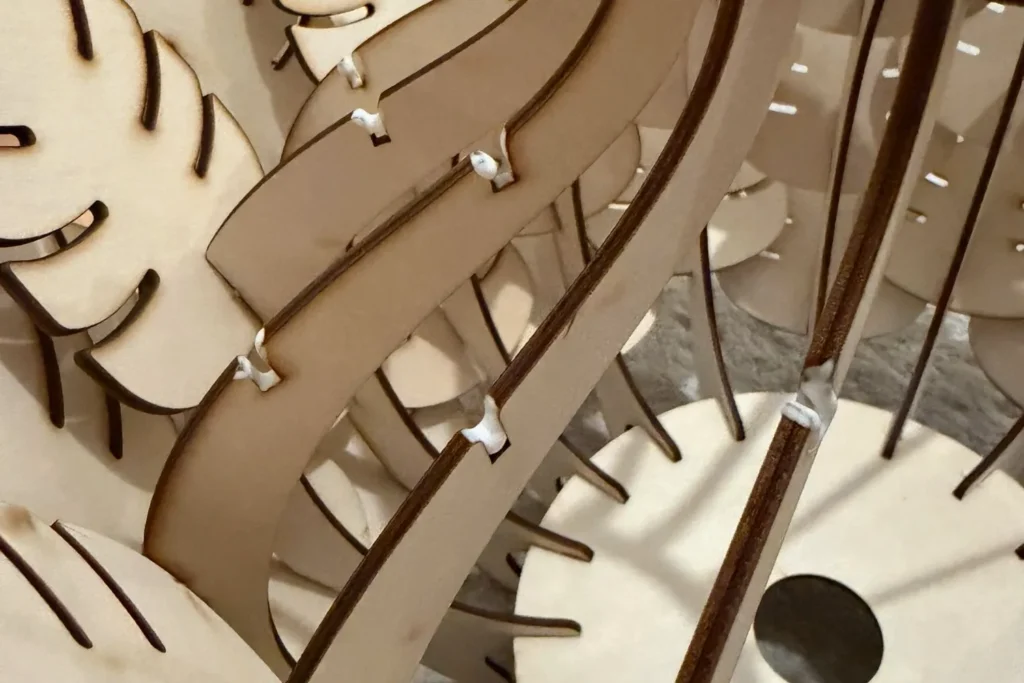 Detailansicht der Blattstruktur und Steckverbindungen aus Pappelsperrholz