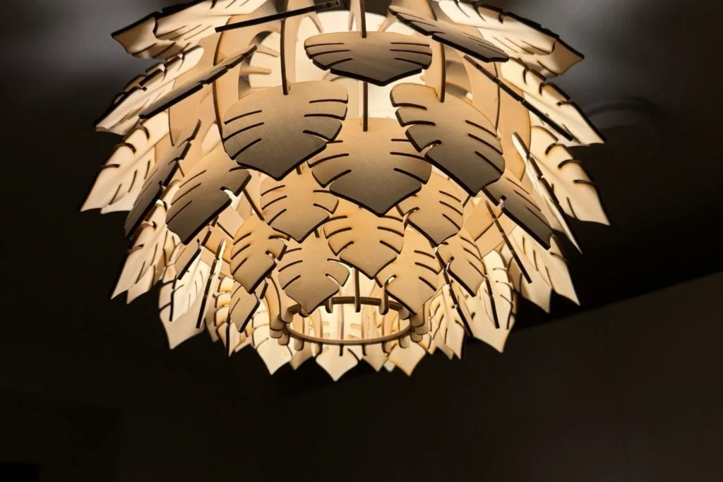 Holzlampe an der Decke mit weichem Lichtkegel und Schattenmuster auf der Zimmerdecke