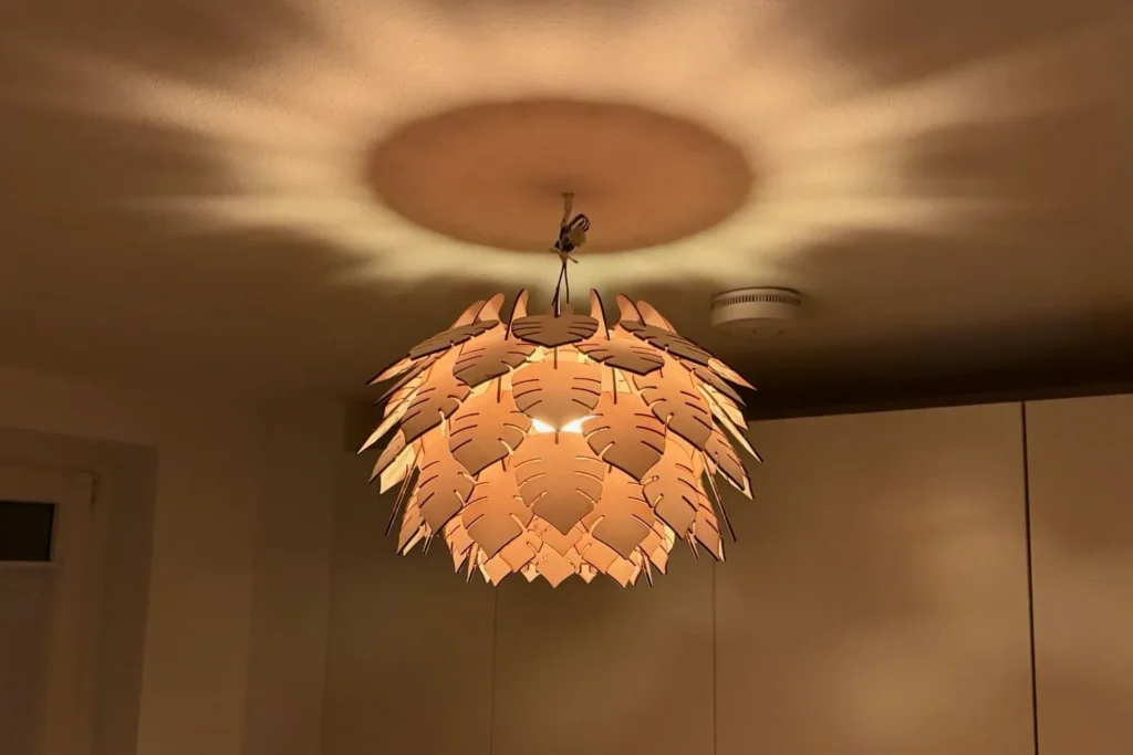 Fertige Holz-Reflektorlampe aus Pappelsperrholz – mit dem xTool P2 gelasert, warmes indirektes Licht im Gästezimmer