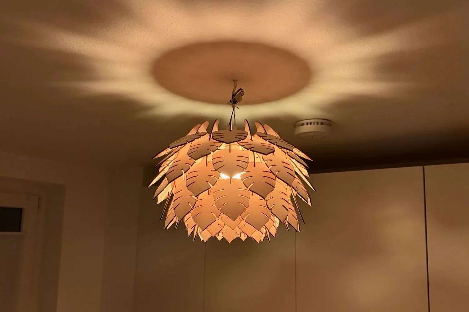 Holz-Reflektorlampe mit dem xTool P2 lasern – unser Erfahrungsbericht