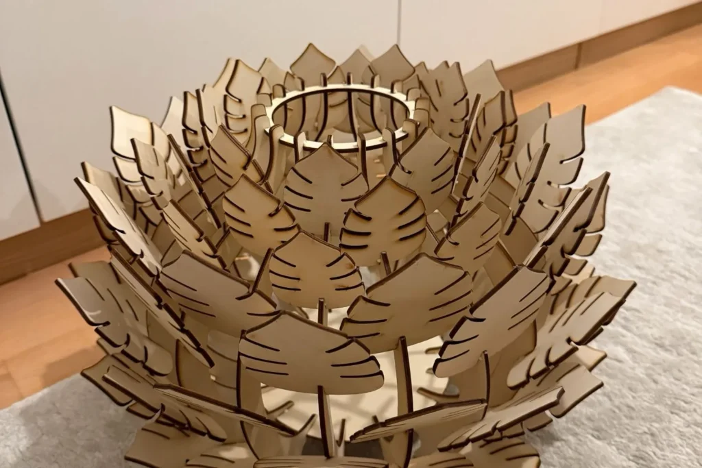 Fertige zusammengebaute Holz-Reflektorlampe aus Pappelsperrholz – mit dem xTool P2 gelasert.