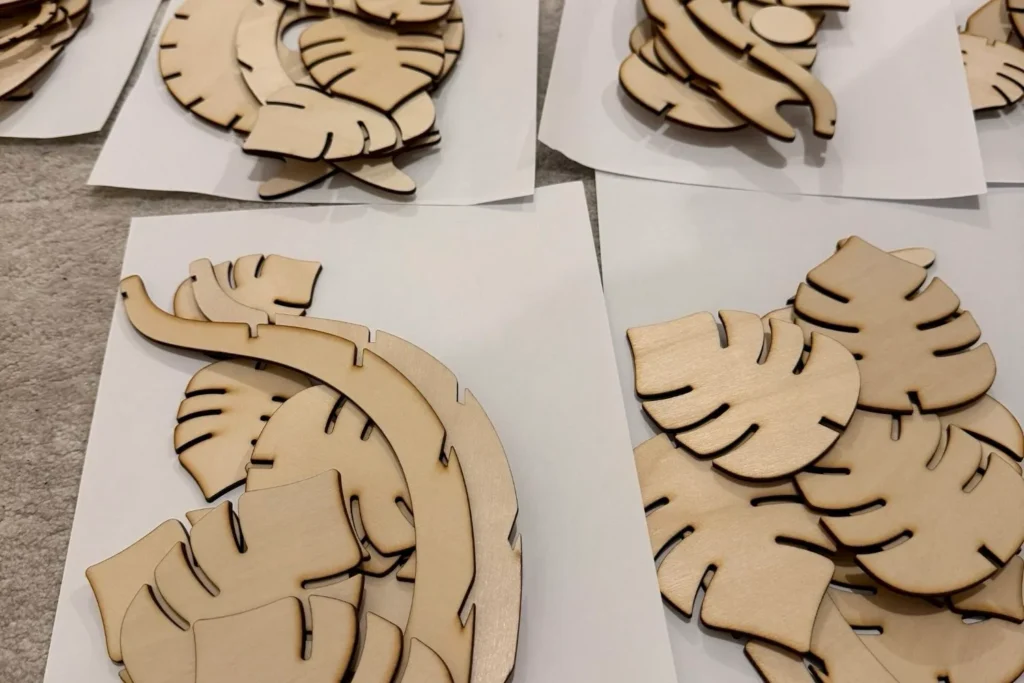 Sortierte Bauteile der Holz-Reflektorlampe vor dem Zusammenstecken