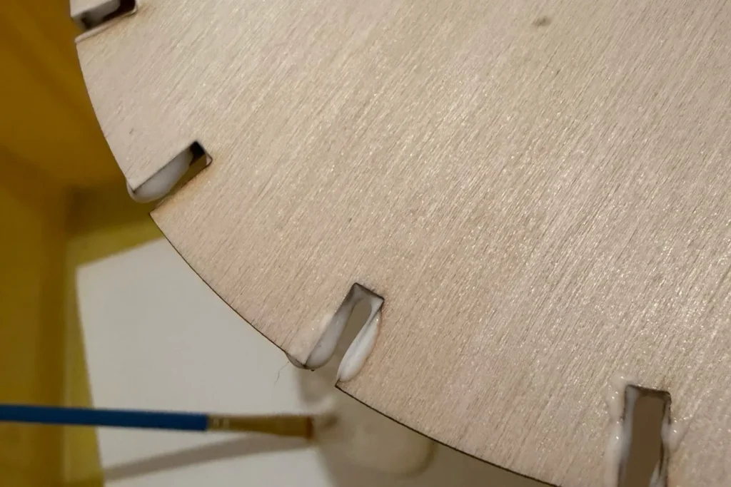 Steckverbindung der Holzlampe wird mit Ponal Express Holzleim fixiert