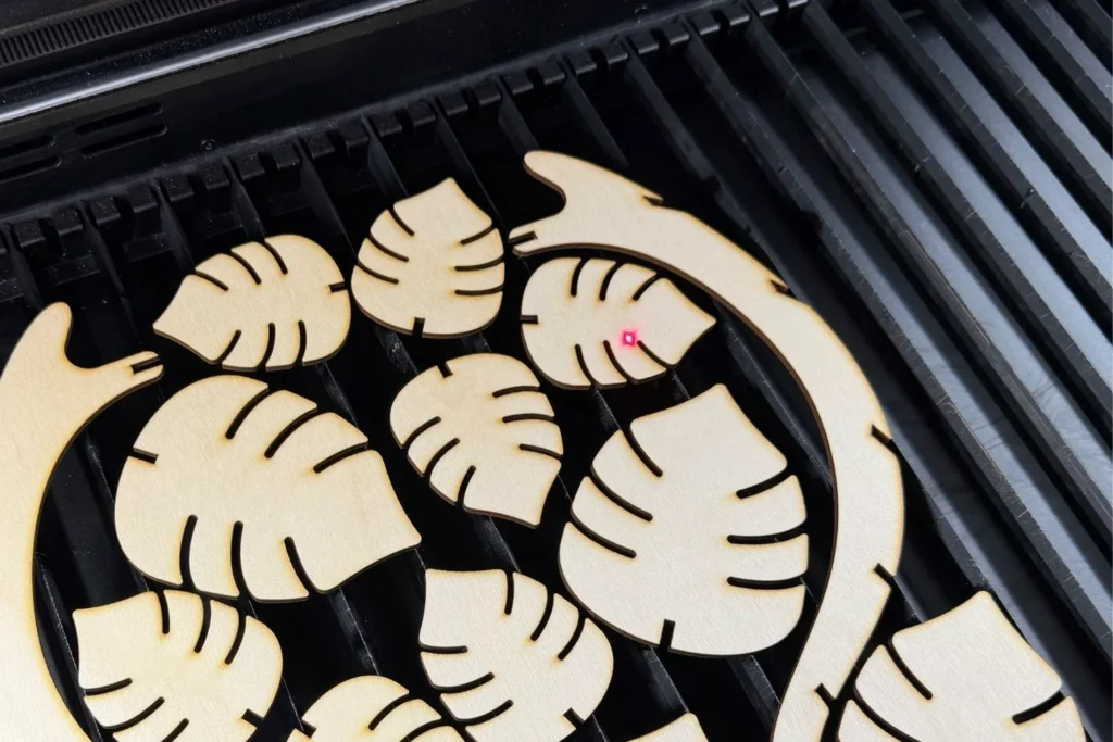 Einzelne Holzblätter und Rundbögen nach dem Lasern auf dem xTool P2