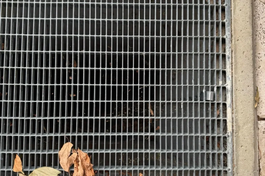 Lichtschacht mit Metallgitter