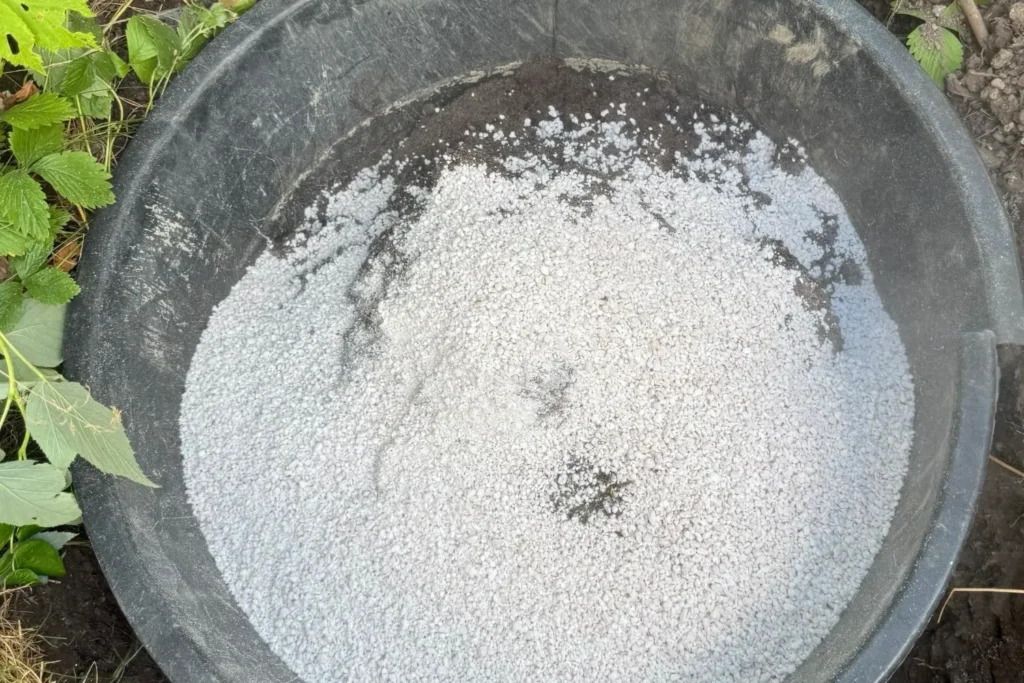 Perlite als leichtes Substrat im Pflanzgefäß zur Bodenlockerung