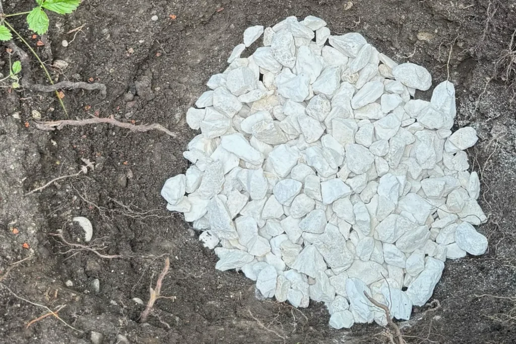 Splitt als Drainageschicht im Pflanzloch zur Verbesserung des Wasserabflusses